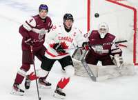 Latvijas U-20 hokejisti pasaules junioru čempionāta otrajā spēlē zaudē Kanādai