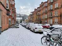 Anglijas ziemeļus paralizējusi spēcīga snigšana