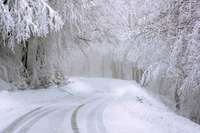 Sniegs apgrūtina braukšanu lielākajā daļā Latvijas