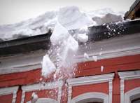 Rīgā vīrieti nāvējoši traumējis no jumta krītošs ledus gabals
