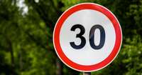 Amsterdama vairumā ielu nosaka ātruma ierobežojumu 30 km/h