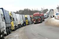 Trīs robežkontroles punktos uz Latvijas robežas rindā stāvošo kravas auto skaits pārsniedz 1500