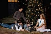 Aptauja: Latvijā 55% iedzīvotāju Ziemassvētkus plāno svinēt savās mājās