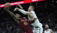Video: “Celtics” uzvarā pār “Cavaliers” Porziņģis iemet 18 punktus