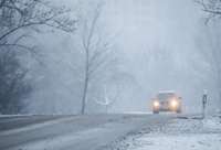 Apledojuma un sniega dēļ braukšanas apstākļi lielā daļā Latvijas ir apgrūtināti