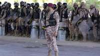 Policija demonstrācijā Islamabadā aiztur simtiem sieviešu un bērnu