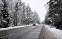 Sniega un apledojuma dēļ šorīt apgrūtināta braukšana lielākajā daļā Latvijas