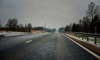 Arī šorīt Talsu un Ventspils pusē autoceļi vietām slideni