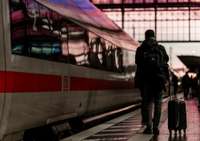 Vācijas vilcienu mašīnisti pārtrauc streiku