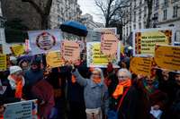 Francijas Nacionālā sapulce apstiprina likumprojektu, lai iekļautu konstitūcijā tiesības uz abortu
