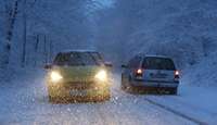 Sniega un apledojuma dēļ satiksme apgrūtināta uz ceļiem visā Latvijā