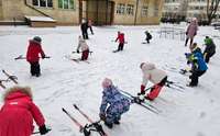Bērnudārzs iegādājas slēpes un rīko audzēkņiem slēpošanas nodarbības