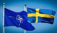Pie NATO mītnes Briselē pacelts Zviedrijas karogs