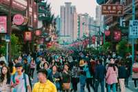 Ķīnas iedzīvotāju skaits pērn samazinājies straujākā tempā