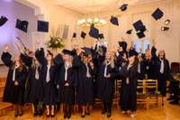 Liepājas Universitātē augstākās izglītības diplomu saņēmuši gandrīz simts absolventi