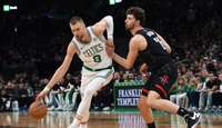 Video: Porziņģim 17 punkti “Celtics” pārliecinošā uzvarā pār “Rockets”