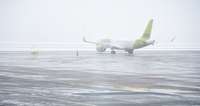 Sniegputeņa dēļ otrdien iespējama arī lidojumu kavēšanās lidostā “Rīga”