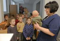 Bērndārznieki iepazīst mediķa profesiju un atnes dāvanas mazajiem pacientiem