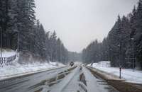LVC: Pirmdienas rītā daudzviet Latvijā slapjš sniegs un apledojums apgrūtina braukšanu