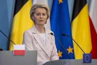 ES atbloķēs domstarpību dēļ iesaldēto palīdzību Polijai