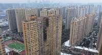 Ugunsgrēkā Ķīnas daudzdzīvokļu namā vismaz 15 bojāgājušie
