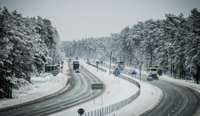 Trešdienas rītā apgrūtināti braukšanas apstākļi visā Latvijā