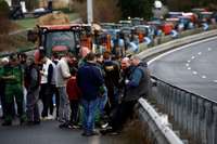 Lauksaimnieki ar traktoriem ierodas Parīzē