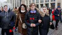 Maskavā “mobiku” sievu mītiņā aiztur žurnālistus