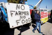 Grieķijas lauksaimnieki sola pastiprināt protestus