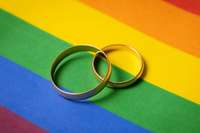 Grieķija legalizē viendzimuma laulības un adopciju viendzimuma ģimenēs
