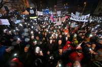 Slovākijā tūkstošiem cilvēku protestē pret Fico valdības plāniem vājināt cīņu pret korupciju