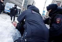 Maskavā policija ierodas pie Navaļnija piemiņas akciju dalībniekiem