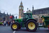 Lielbritānijas lauksaimnieki ar traktoriem devušies uz parlamentu