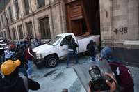 Meksikas demonstranti ar pikapu ielaužas prezidenta rezidencē