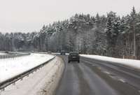 Talsu un Ventspils pusē autoceļi vietām sniegoti