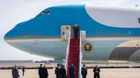Žurnālistus aicina pārtraukt zagt priekšmetus no ASV prezidenta lidmašīnas