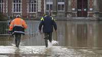 Francijā spēcīgs vējš un lietus izraisa plūdus