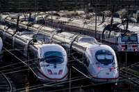 Vācijā streiko pasažieru vilcienu mašīnisti un “Lufthansa” virszemes apkalpošanas darbinieki