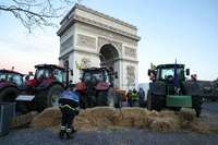 Video: Francijas lauksaimnieku protestos pie Triumfa arkas 66 aizturētie
