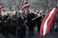 Vairāki simti cilvēku Rīgā dodas leģionāru piemiņas gājienā un noliek ziedus pie Brīvības pieminekļa