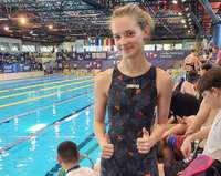 Terēze Viktorija Sēne izpilda sporta meistara kandidāta normatīvu peldēšanā