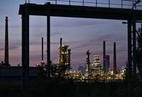 ASV aicinājušas Ukrainu pārtraukt uzbrukumus Krievijas naftas pārstrādes rūpnīcām