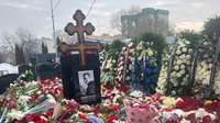 Maskavā cilvēki otro dienu nāk pie Navaļnija kapa, lai atvadītos no politiķa