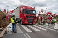 Uz Polijas-Ukrainas robežas pārtrauc lielākā šķērsošanas punkta blokādi