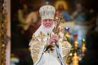 Patriarhs Kirils aizliedz kalpot garīdzniekam, kas vadīja aizlūgumu pie Navaļnija kapa