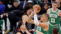 Bostonas “Celtics” pēc negaidītā zaudējuma izceļ Maiami aizsargu fizisko spēli pret Porziņģi