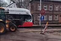 Rīgas ielā traktors saduras ar tramvaju