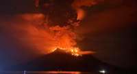 Video: Indonēzijā vulkāna izvirduma dēļ evakuē tūkstošiem cilvēku