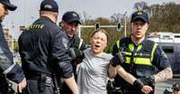Protestos Nīderlandē aizturēta Tūnberga
