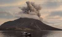 Turpinoties vulkāna izvirdumam, Indonēzijā evakuē 2100 cilvēku